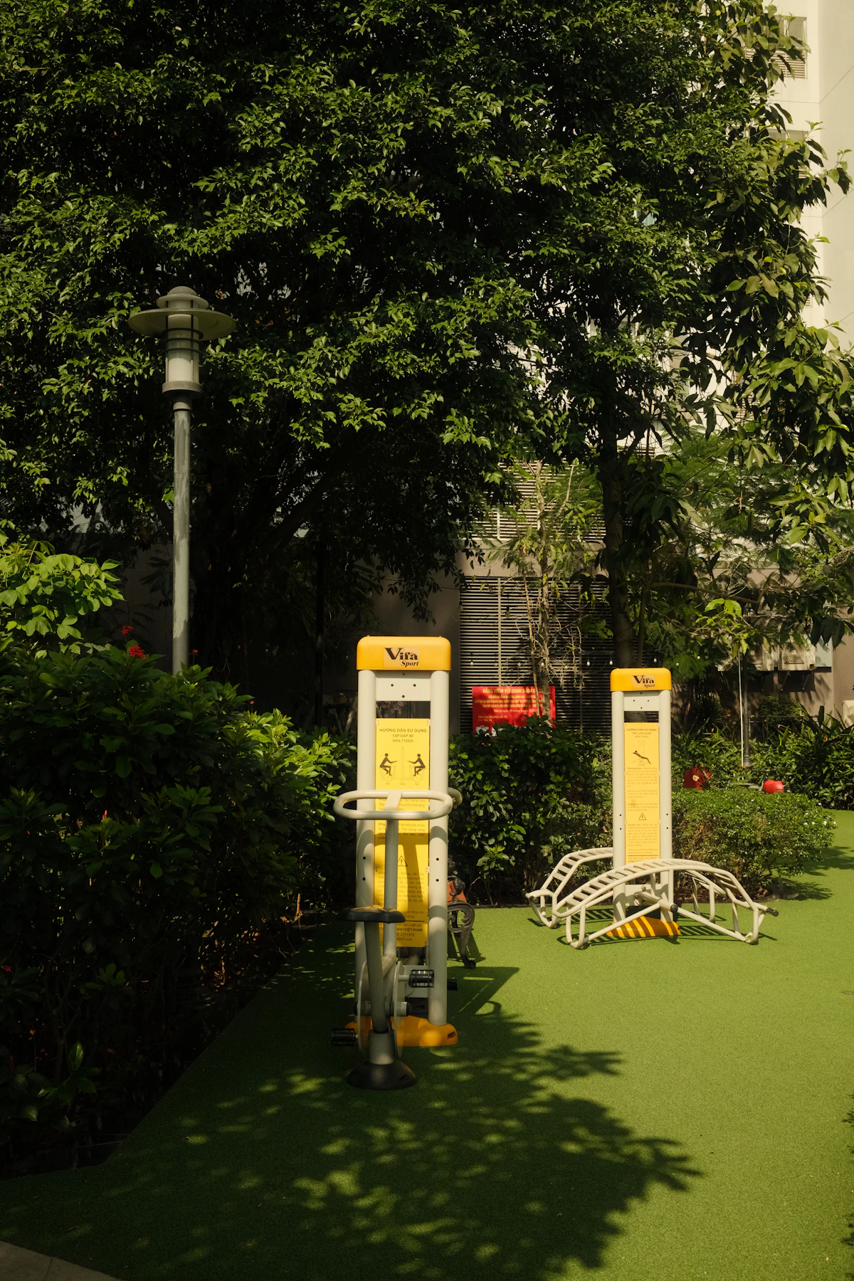 Attrezzature fitness outdoor su tappeto sintetico in un'area pubblica