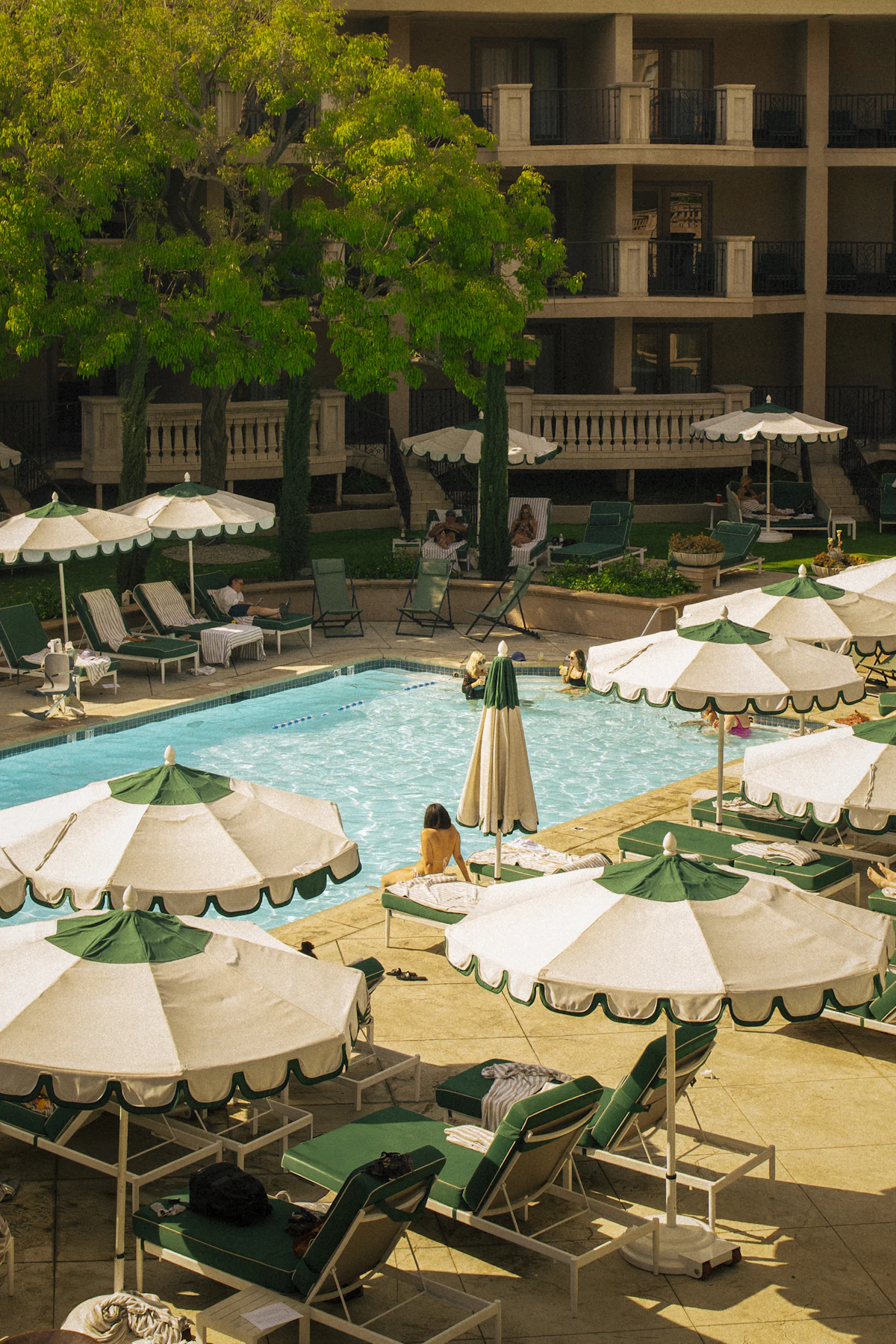 Piscina di un resort con lettini, ambiente ideale per un'area gioco famiglie